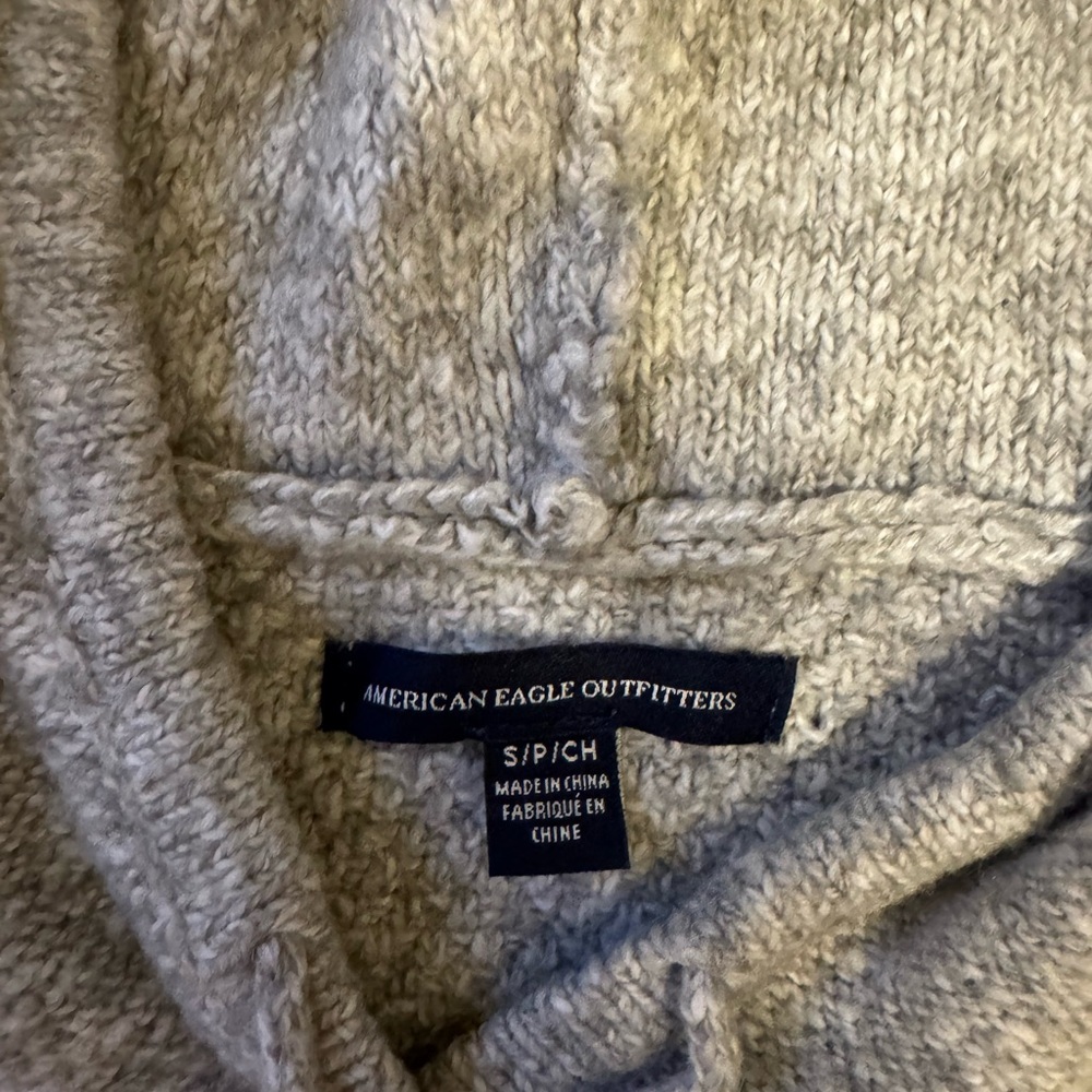 LIKE NEW American Eagle size small light grey cable knit sweater hoodie